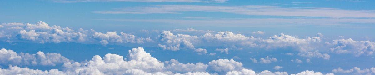 Blauer Himmel ĂŒber weiĂen Wolken